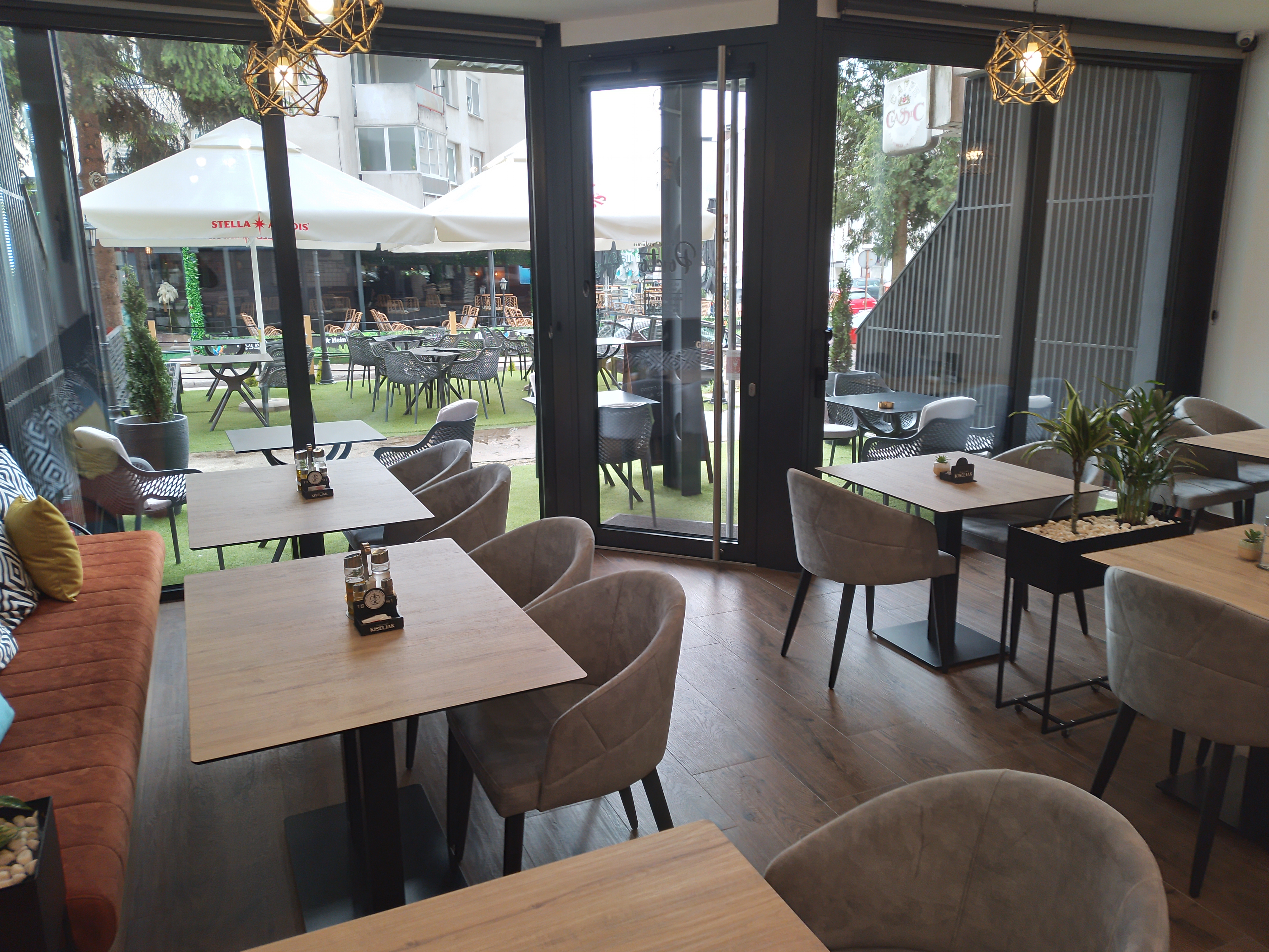 Novoopremljen caffe restoran